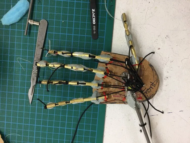 Articulated puppet hand with exposed finger mechanisms